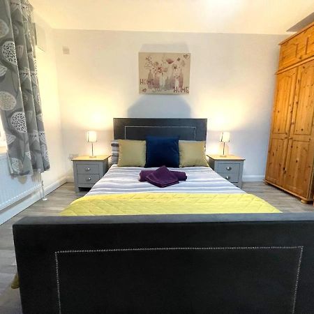 Deluxe 1-Bedroom Serviced Apartment Sleeps 4 For Short Or Long Stay Gillingham  Extérieur photo