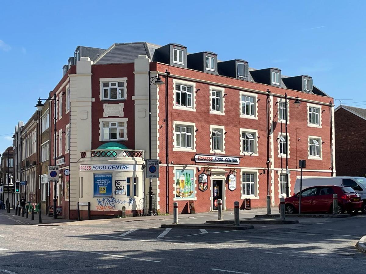 Deluxe 1-Bedroom Serviced Apartment Sleeps 4 For Short Or Long Stay Gillingham  Extérieur photo