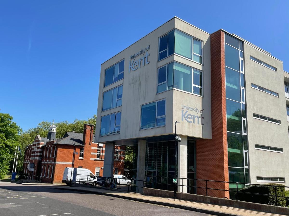 Deluxe 1-Bedroom Serviced Apartment Sleeps 4 For Short Or Long Stay Gillingham  Extérieur photo