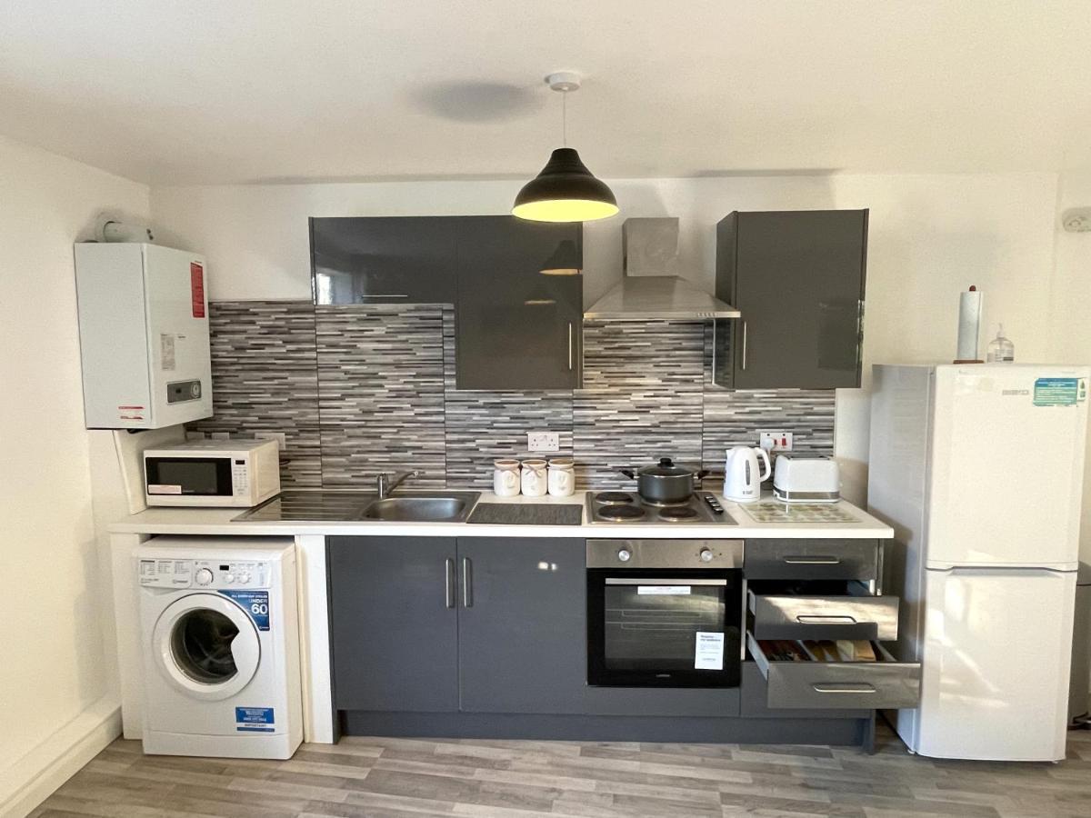 Deluxe 1-Bedroom Serviced Apartment Sleeps 4 For Short Or Long Stay Gillingham  Extérieur photo