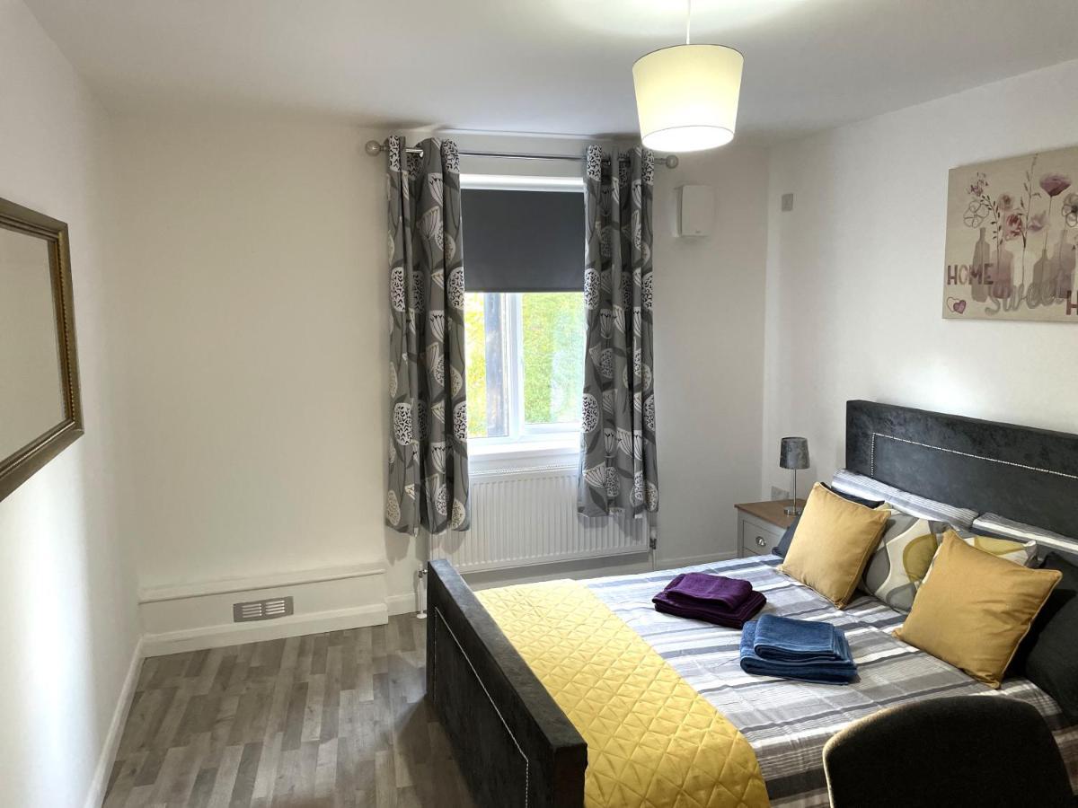 Deluxe 1-Bedroom Serviced Apartment Sleeps 4 For Short Or Long Stay Gillingham  Extérieur photo