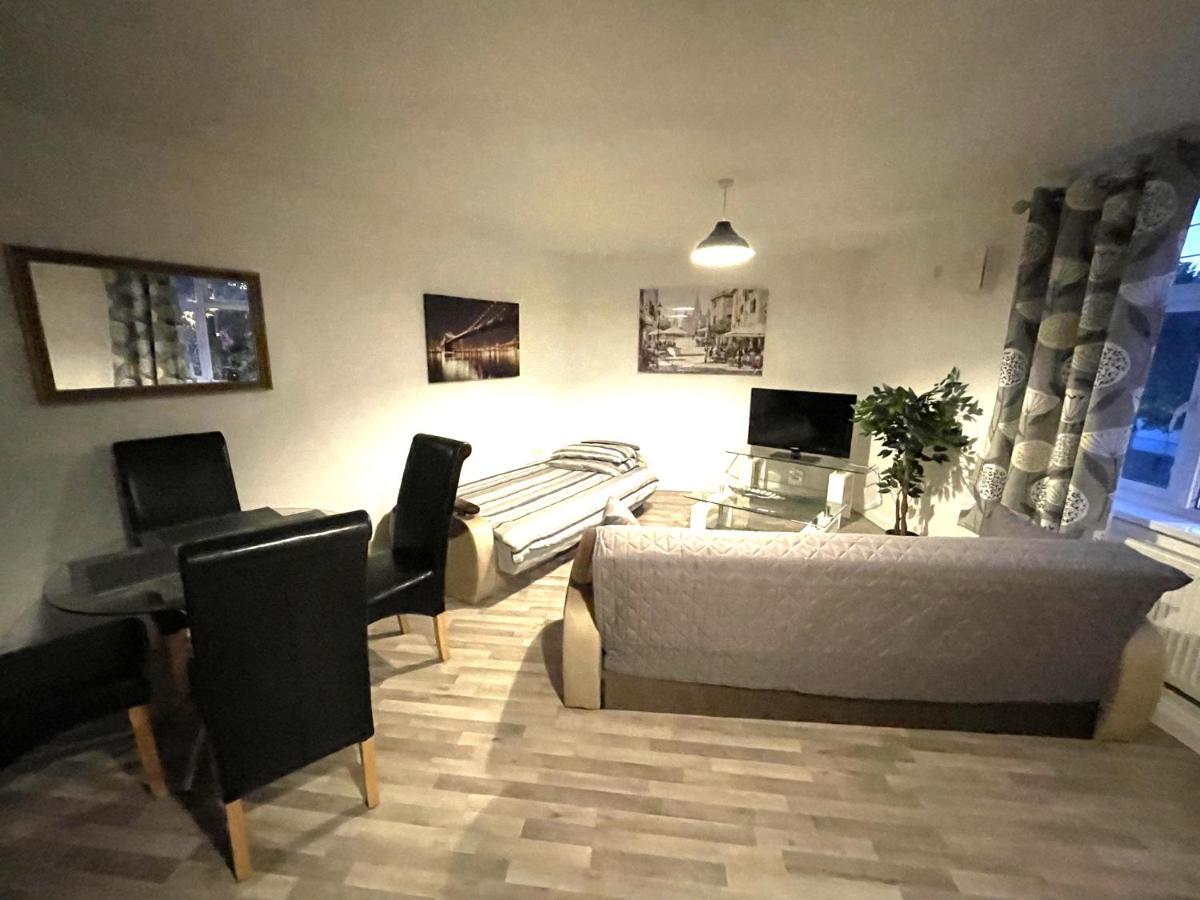 Deluxe 1-Bedroom Serviced Apartment Sleeps 4 For Short Or Long Stay Gillingham  Extérieur photo