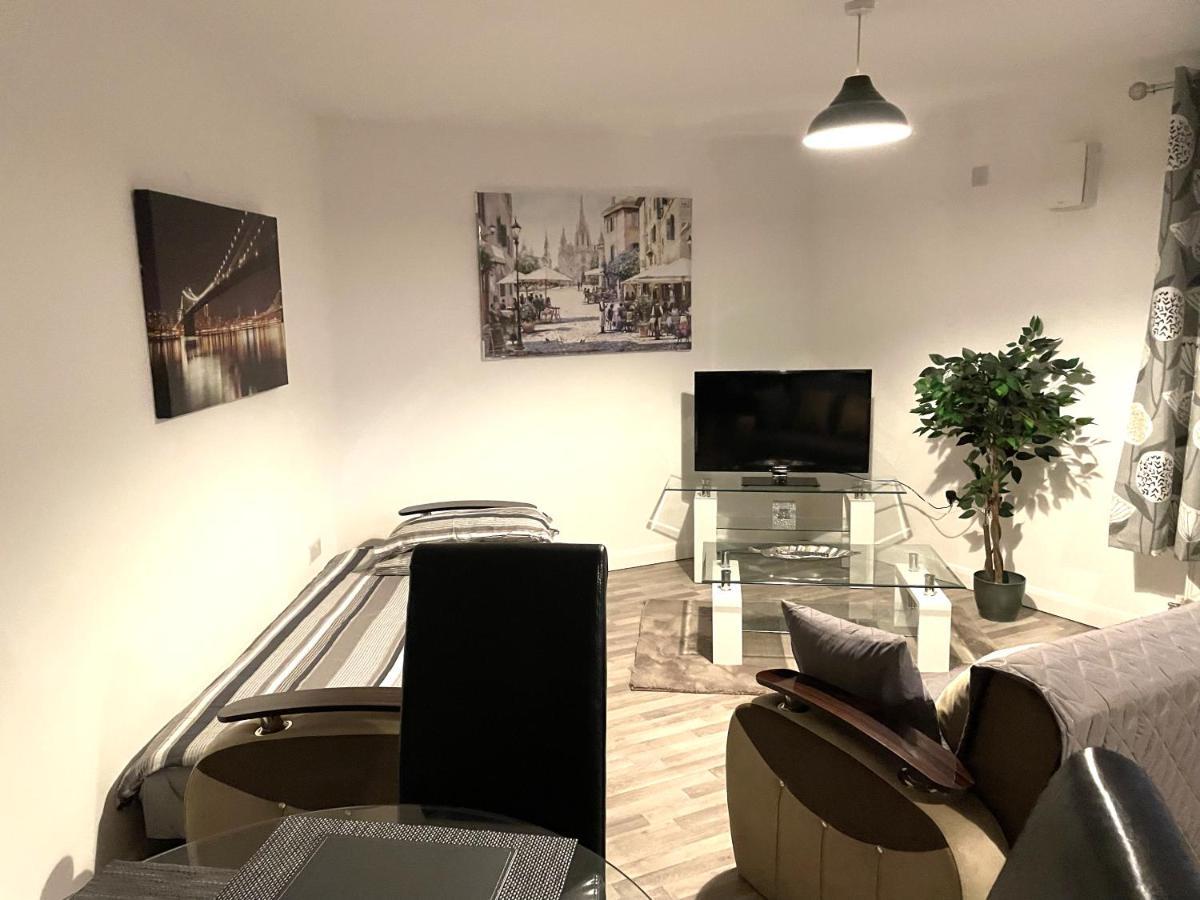 Deluxe 1-Bedroom Serviced Apartment Sleeps 4 For Short Or Long Stay Gillingham  Extérieur photo