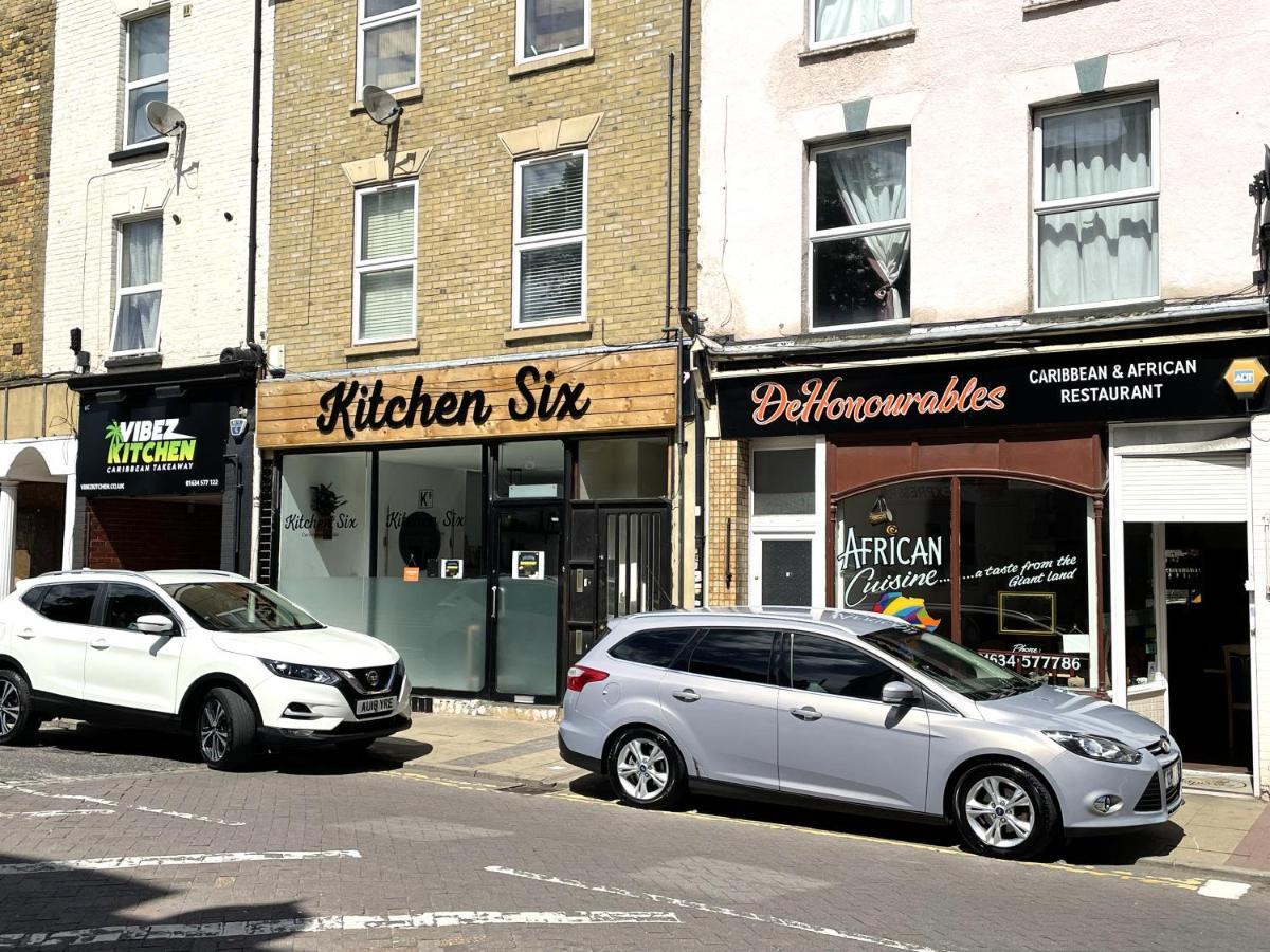 Deluxe 1-Bedroom Serviced Apartment Sleeps 4 For Short Or Long Stay Gillingham  Extérieur photo