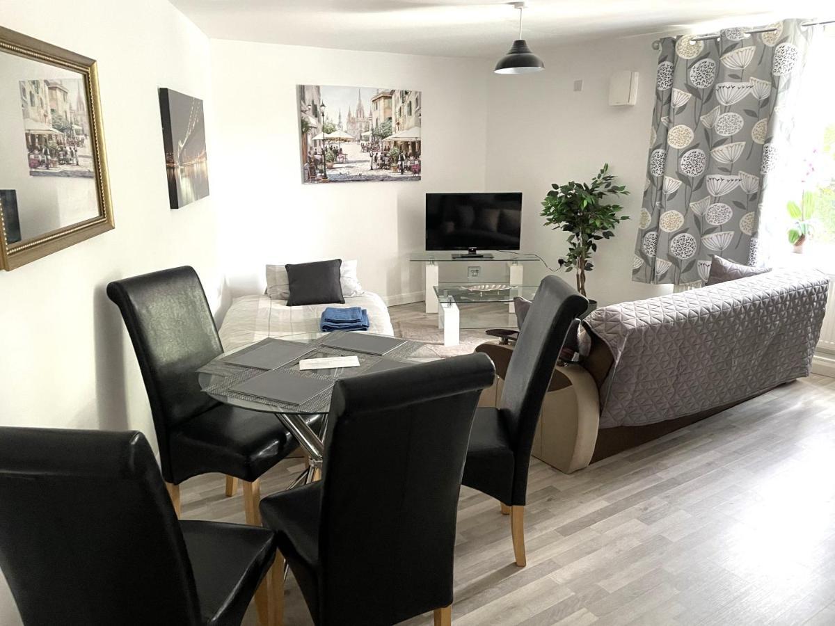 Deluxe 1-Bedroom Serviced Apartment Sleeps 4 For Short Or Long Stay Gillingham  Extérieur photo
