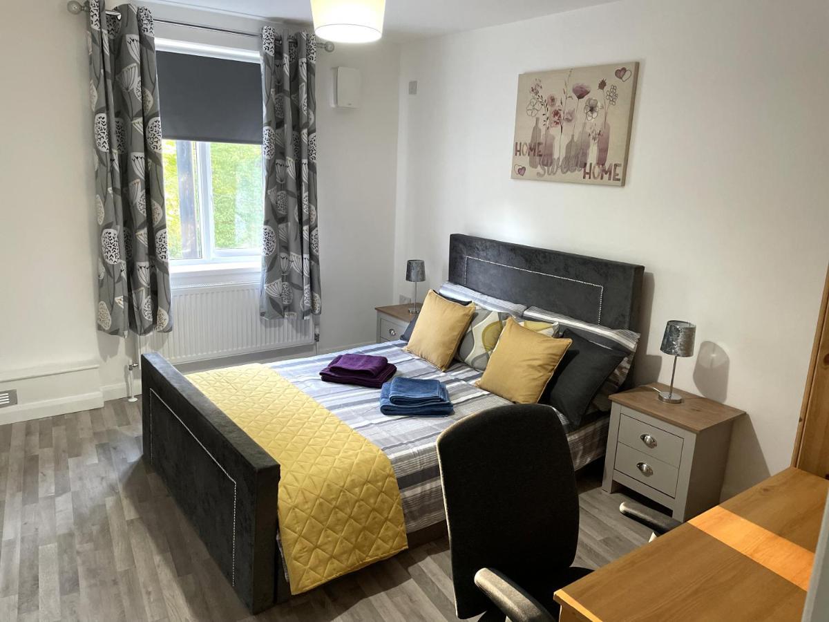 Deluxe 1-Bedroom Serviced Apartment Sleeps 4 For Short Or Long Stay Gillingham  Extérieur photo
