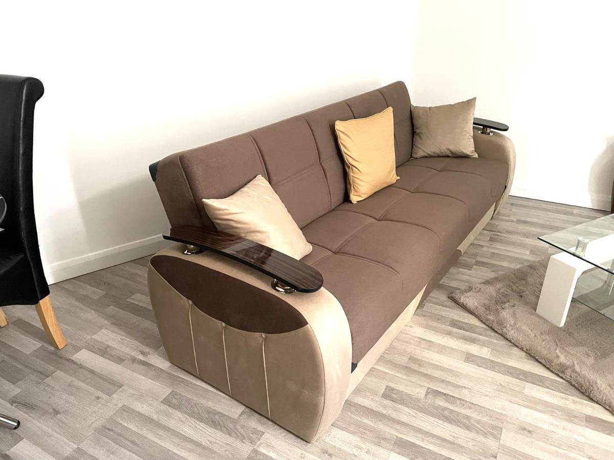 Deluxe 1-Bedroom Serviced Apartment Sleeps 4 For Short Or Long Stay Gillingham  Extérieur photo