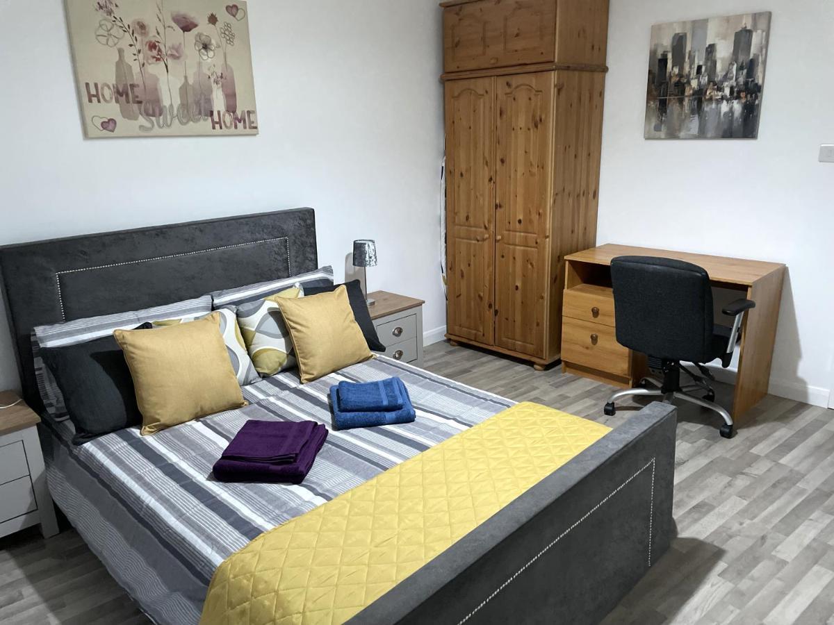 Deluxe 1-Bedroom Serviced Apartment Sleeps 4 For Short Or Long Stay Gillingham  Extérieur photo