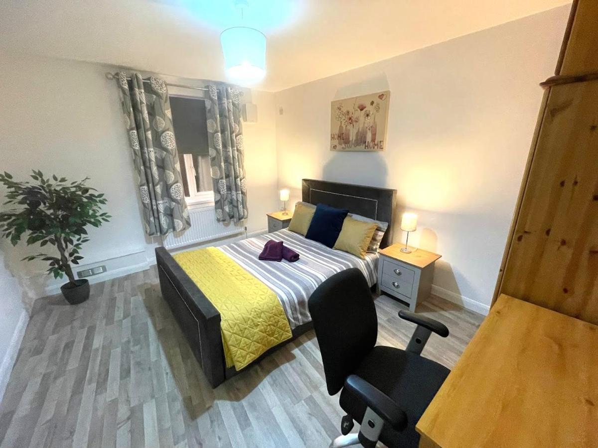 Deluxe 1-Bedroom Serviced Apartment Sleeps 4 For Short Or Long Stay Gillingham  Extérieur photo