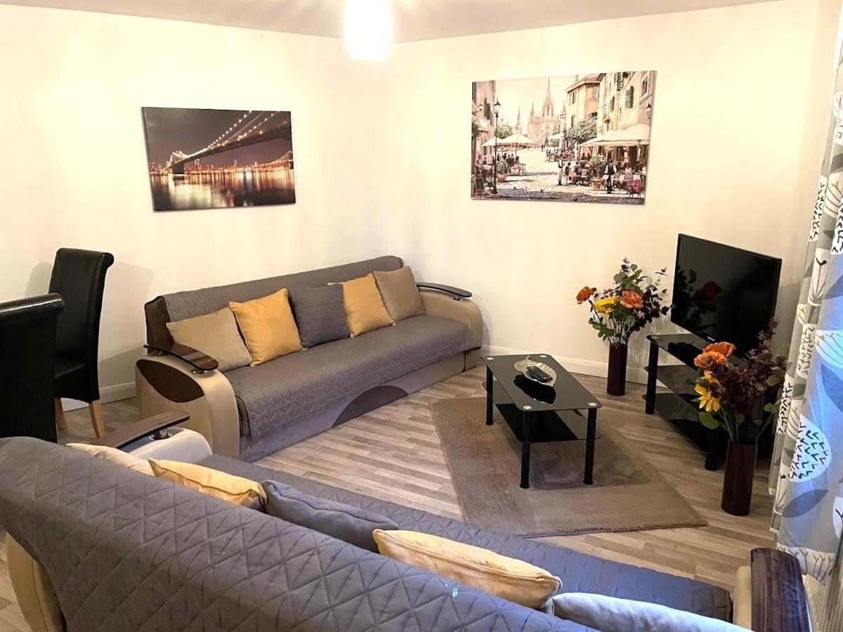 Deluxe 1-Bedroom Serviced Apartment Sleeps 4 For Short Or Long Stay Gillingham  Extérieur photo