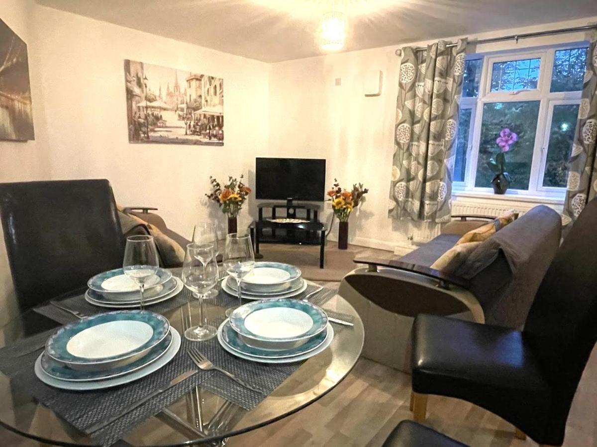 Deluxe 1-Bedroom Serviced Apartment Sleeps 4 For Short Or Long Stay Gillingham  Extérieur photo