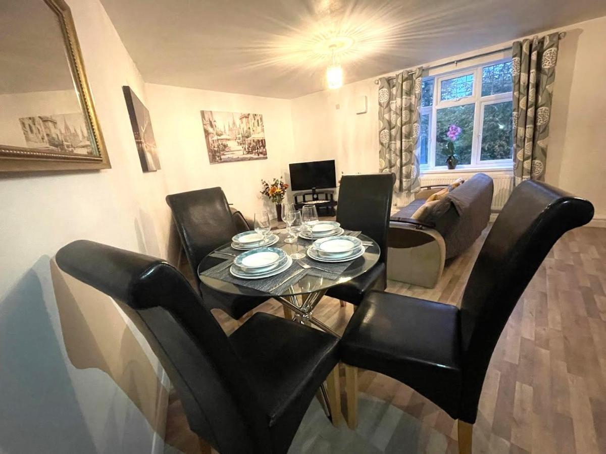 Deluxe 1-Bedroom Serviced Apartment Sleeps 4 For Short Or Long Stay Gillingham  Extérieur photo