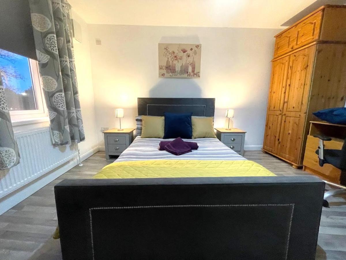 Deluxe 1-Bedroom Serviced Apartment Sleeps 4 For Short Or Long Stay Gillingham  Extérieur photo