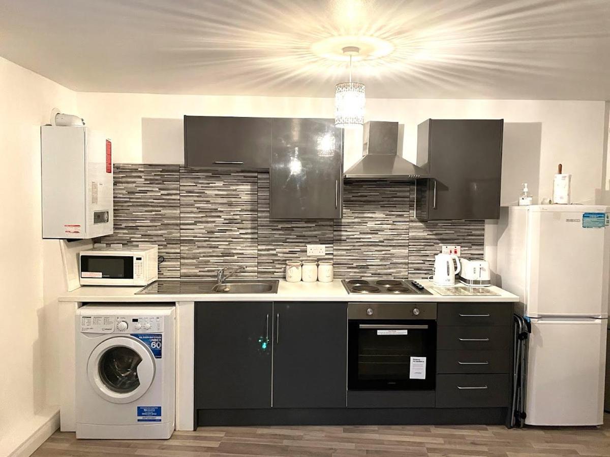Deluxe 1-Bedroom Serviced Apartment Sleeps 4 For Short Or Long Stay Gillingham  Extérieur photo