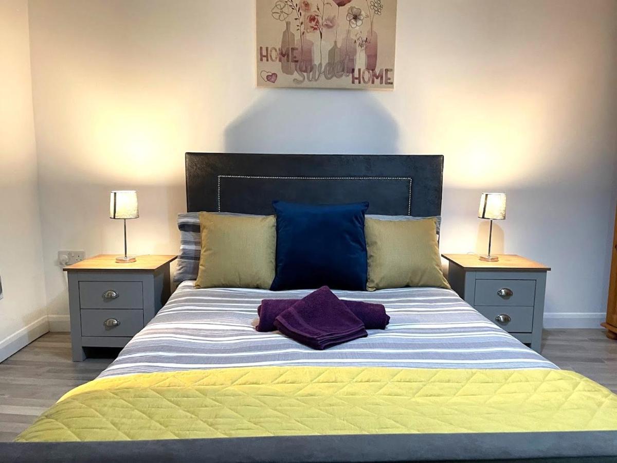 Deluxe 1-Bedroom Serviced Apartment Sleeps 4 For Short Or Long Stay Gillingham  Extérieur photo