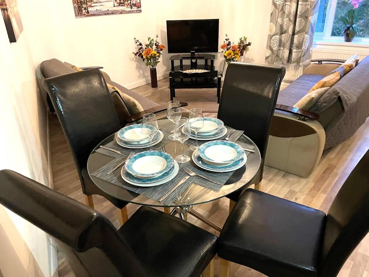 Deluxe 1-Bedroom Serviced Apartment Sleeps 4 For Short Or Long Stay Gillingham  Extérieur photo