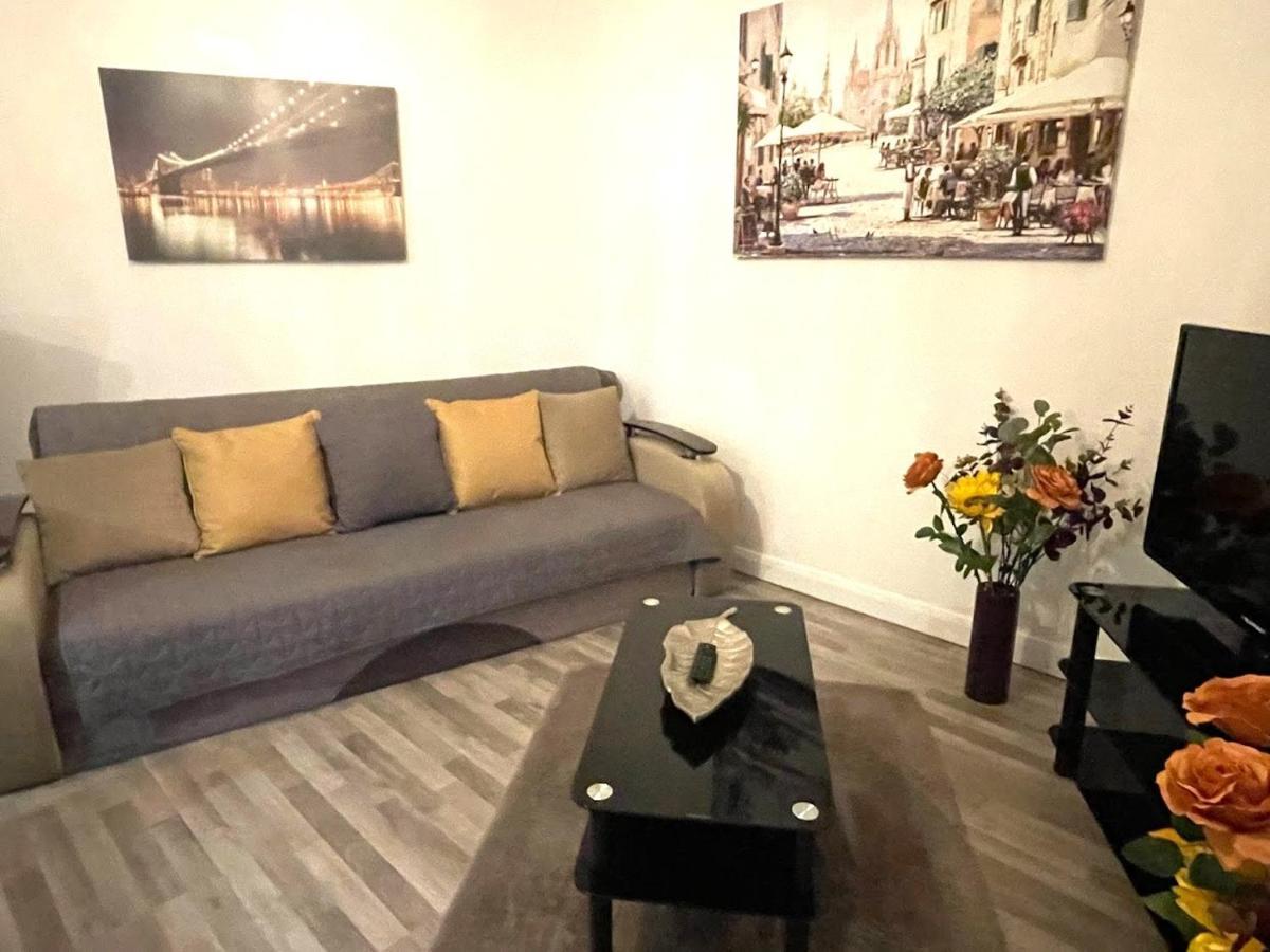 Deluxe 1-Bedroom Serviced Apartment Sleeps 4 For Short Or Long Stay Gillingham  Extérieur photo