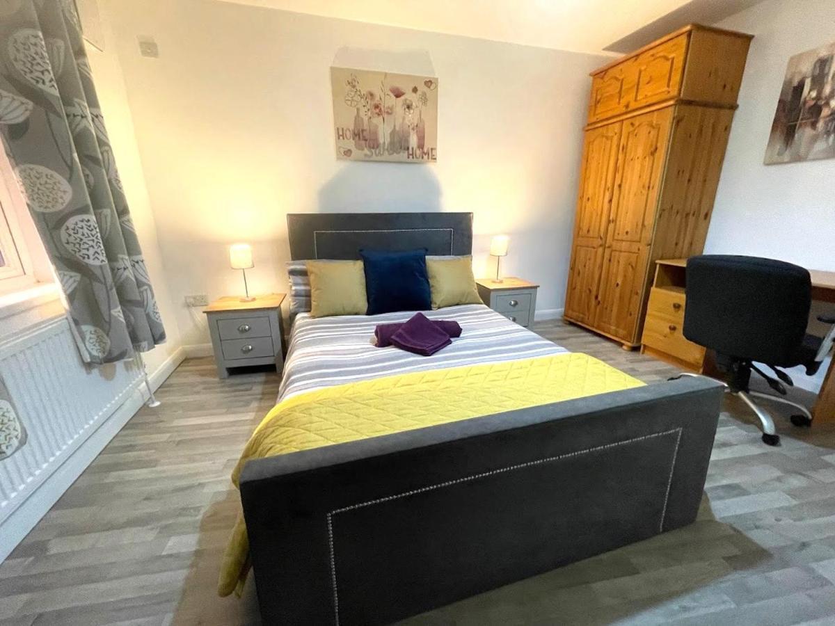 Deluxe 1-Bedroom Serviced Apartment Sleeps 4 For Short Or Long Stay Gillingham  Extérieur photo