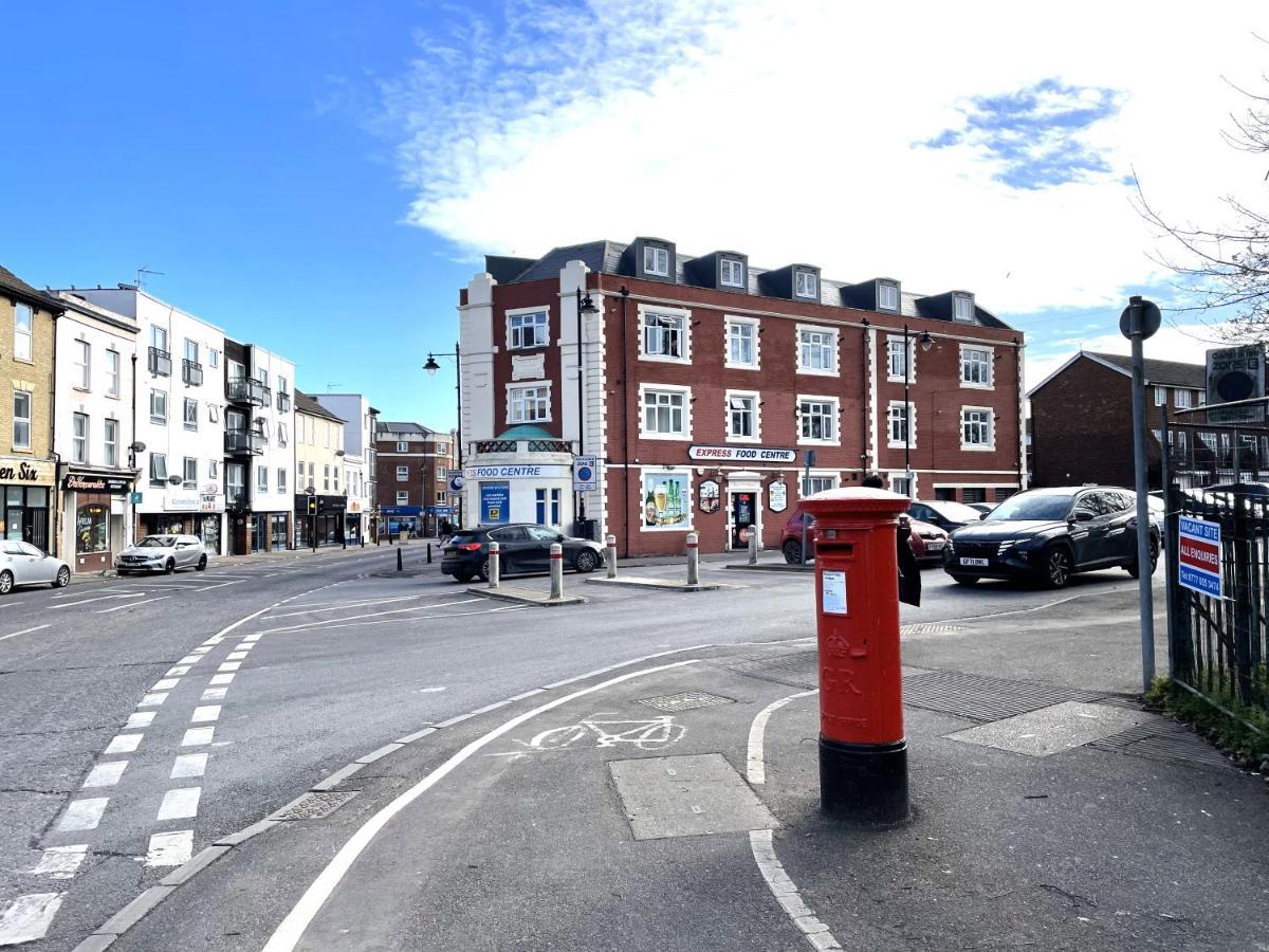 Deluxe 1-Bedroom Serviced Apartment Sleeps 4 For Short Or Long Stay Gillingham  Extérieur photo